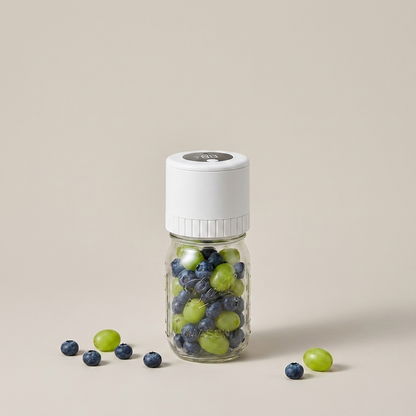 Velaroza AirLock Weiss auf Glas mit Blaubeeren und Trauben